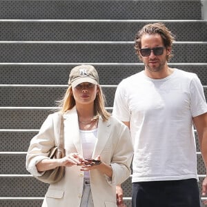 Alors que le réalisateur dirigeait l'actrice sur le plateau, il est tombé sous le charme de la jolie blonde.
Margot Robbie et son mari Tom Ackerley, à New York le 6 mai 2024