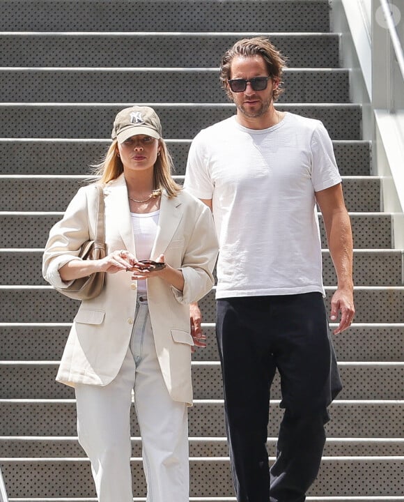 Alors que le réalisateur dirigeait l'actrice sur le plateau, il est tombé sous le charme de la jolie blonde.
Margot Robbie et son mari Tom Ackerley, à New York le 6 mai 2024