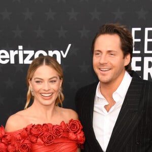 Les deux amoureux, réunit par leur passion du cinéma, travaillent également ensemble au sein de leur société de production
Margot Robbie et Tom Ackerley lors de la 29ème cérémonie de Critics Choice Award, à Santa Monica, le 14 janvier 2024