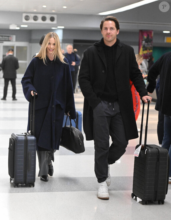 Margot Robbie et Tom Ackerley à l'aéroport de New York