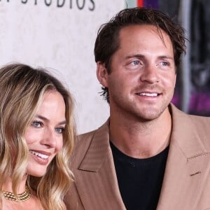 Margot Robbie et Tom Ackerley lors de la première du film "Saltburn" à Los Angeles