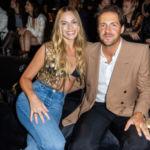 Margot Robbie et son mari Tom Ackerley au défilé Chanel Collection Croisière 2024 au Paramount Studios à Los Angeles le 9 mai 2023