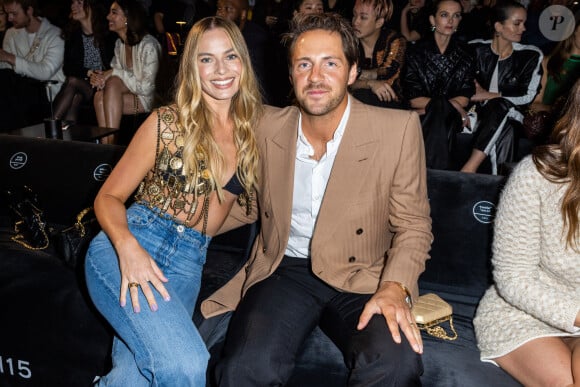 Margot Robbie et son mari Tom Ackerley au défilé Chanel Collection Croisière 2024 au Paramount Studios à Los Angeles le 9 mai 2023