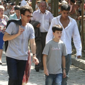 Qui n'a pas toujours été très présent pour ses enfants.
François Cluzet et son fils Paul (fils de Marie Trintignant) à ses obsèques en 2003 - Archives