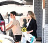 Knox aide sa maman à ranger les achats dans le coffre de leur voiture
Angelina Jolie et son fils Knox à la sortie d'une animalerie de Los Angeles, le 7 juillet 2024
