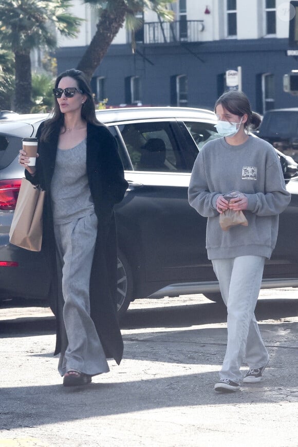 Angelina Jolie fait quelques courses avec sa fille Vivienne Jolie chez Gelson's à Los Angeles, le 29 octobre.