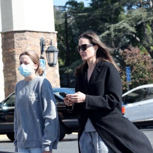 Angelina Jolie fait quelques courses avec sa fille Shiloh Jolie Pitt chez Gelson's à Los Angeles, le 29 octobre