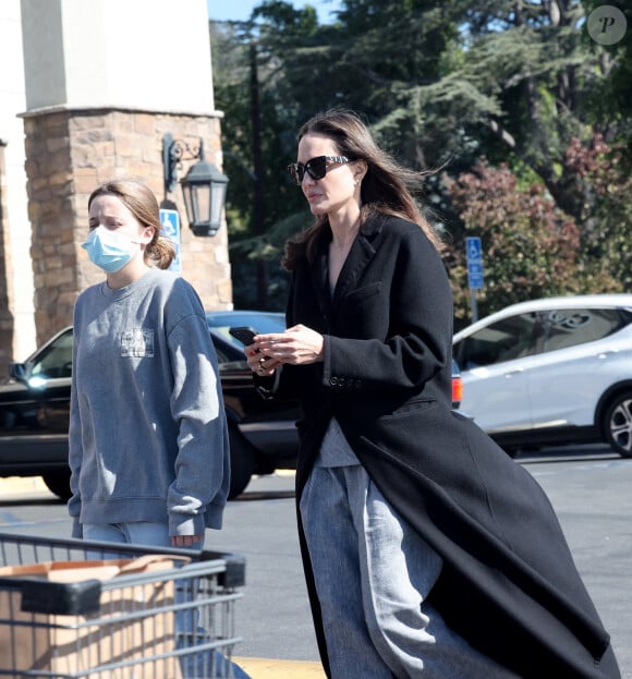 Angelina Jolie fait quelques courses avec sa fille Shiloh Jolie Pitt chez Gelson's à Los Angeles, le 29 octobre