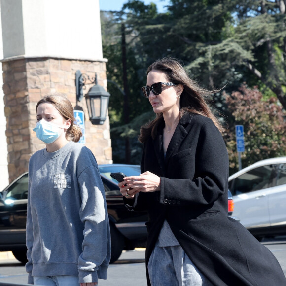 Angelina Jolie fait quelques courses avec sa fille Shiloh Jolie Pitt chez Gelson's à Los Angeles, le 29 octobre