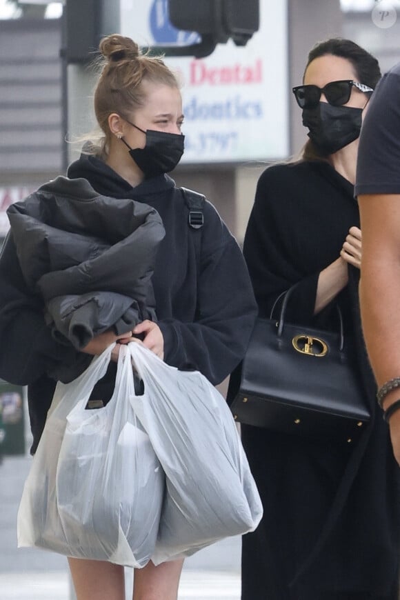 Angelina Jolie lors d'une virée shopping avec sa fille Shiloh Jolie-Pitt et un garde du corps à Los Angeles, le 4 mars 2022