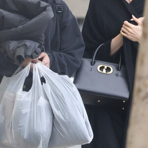 Angelina Jolie lors d'une virée shopping avec sa fille Shiloh Jolie-Pitt et un garde du corps à Los Angeles, le 4 mars 2022