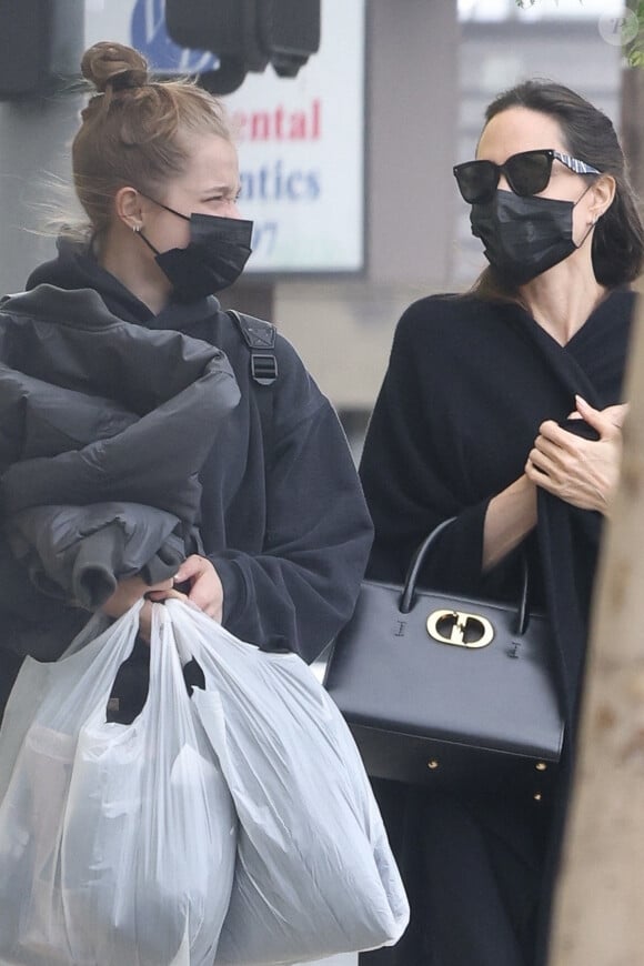 Angelina Jolie lors d'une virée shopping avec sa fille Shiloh Jolie-Pitt et un garde du corps à Los Angeles, le 4 mars 2022