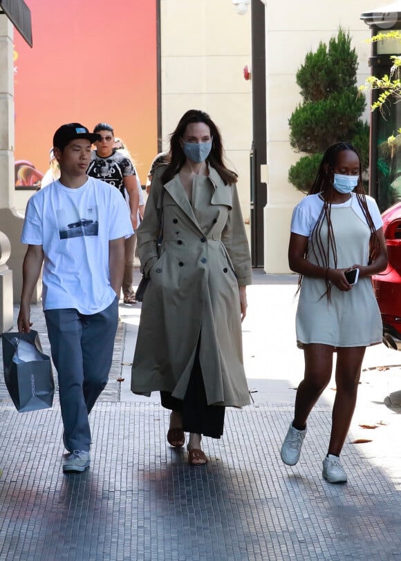 Angelina Jolie est allée faire du shopping avec Zahara et Pax au Nordstrom dans le quartier de The Grove à Los Angeles, le 13 juillet 2021