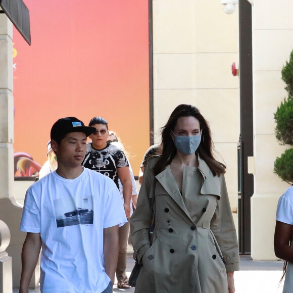 Angelina Jolie est allée faire du shopping avec Zahara et Pax au Nordstrom dans le quartier de The Grove à Los Angeles, le 13 juillet 2021