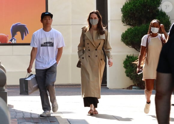 Angelina Jolie est allée faire du shopping avec Zahara et Pax au Nordstrom dans le quartier de The Grove à Los Angeles, le 13 juillet 2021