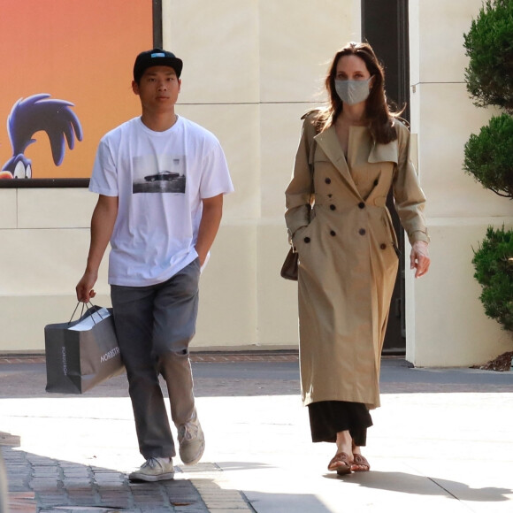 Angelina Jolie est allée faire du shopping avec Zahara et Pax au Nordstrom dans le quartier de The Grove à Los Angeles, le 13 juillet 2021