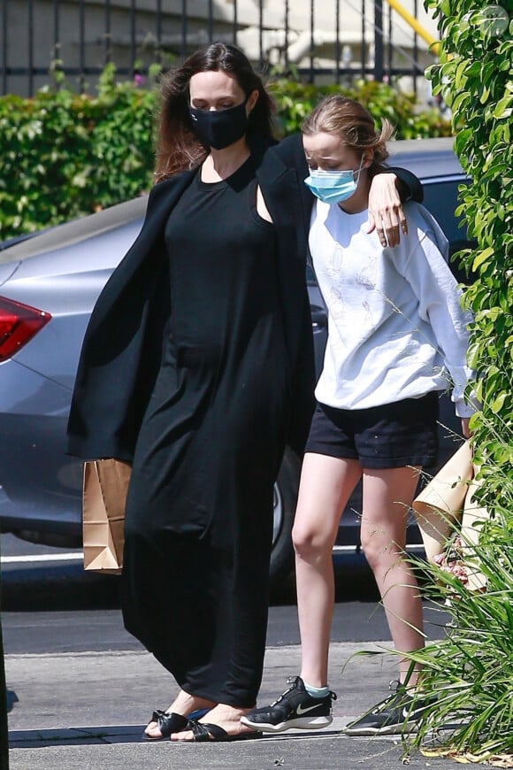 Angelina Jolie et sa fille Vivienne sont allées acheter des fleurs à Los Feliz le 15 avril 2021