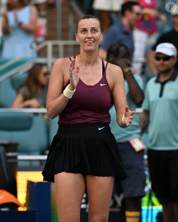 La Tchèque Petra Kvitova bat (7-6 [14], 6-2) la Kazakhe Elena Rybakina en finale du WTA Masters 1000 Miami, Floride, Etats-Unis, le 1er avril 2023.