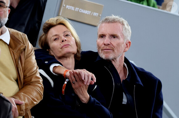 Denis Brogniart et sa femme Hortense dans les tribunes des Internationaux de France de tennis de Roland Garros 2024 à Paris, France, le 31 mai 2024. © Jacovides-Moreau/Bestimage