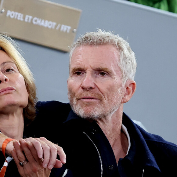 Denis Brogniart et sa femme Hortense dans les tribunes des Internationaux de France de tennis de Roland Garros 2024 à Paris, France, le 31 mai 2024. © Jacovides-Moreau/Bestimage