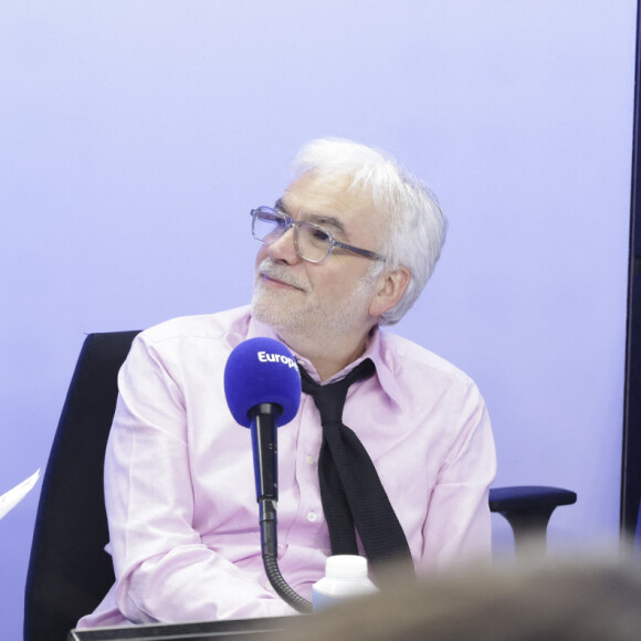 Exclusif - Pascal Praud - C.Hanouna avec ses chroniqueurs G.Maillet, E.Naulleau, G.Le Bret, V.Benaim, R.Aabou, et les invités du jour, P.Praud, M.Vallet, E.Zemmour et M.Valls, aux commandes de l'émission "On Marche Sur La Tête" diffusée en direct sur les ondes de radio Europe 1, à Paris, France, le 17 juin 2024. © Jack Tribeca/Bestimage