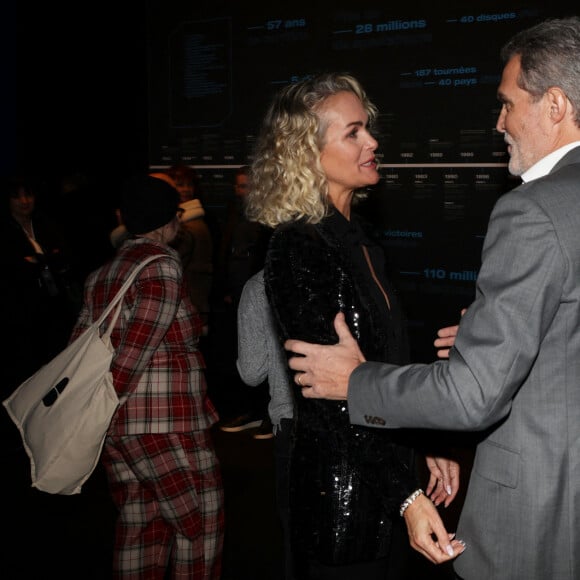 Exclusif - Retrouvailles entre Laeticia Hallyday et Stéphane Delajoux, le médecin qui avait opéré Johnny Hallyday et avec qui il y avait eu un procès, au vernissage de l'exposition "Johnny Hallyday, l'exposition" au Palais des Expositions à Paris. Le 21 décembre 2023 © Dominique Jacovides / Bestimage