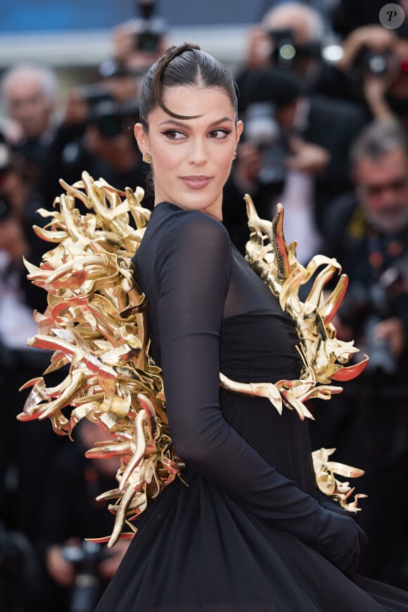 "Il y a des moments plus durs comme ce matin et qu'en vous levant vous découvrez un article sur vous. Dans ces instants-là, on a juste envie de retourner au lit dormir tranquille. "
Iris Mittenaere - Montée des marches du film " Furiosa : A Mad Max Saga " lors du 77ème Festival International du Film de Cannes, au Palais des Festivals à Cannes. Le 15 mai 2024 © Jacovides-Moreau / Bestimage