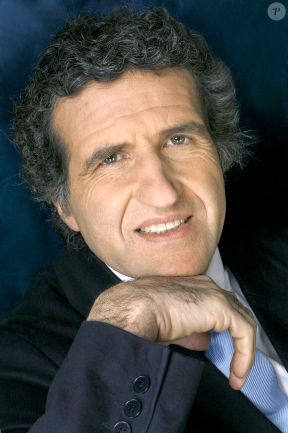 Près d'un an après le drame, le bureau enquête accident a dévoilé les contours de ce drame qui a coûté la vie au septuagénaire.
Gérard Leclerc pose lors d'une séance de photos en studio à Paris, en mai 2006. Vim/ABACAPRESS.COM