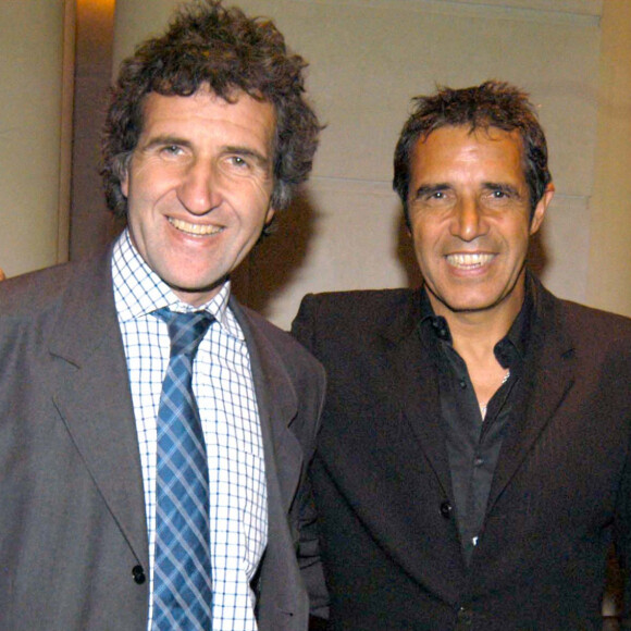 Il y a près d'un an, Gérard Leclerc trouvait la mort à bord de son avion privé entre La Baule et Laudun.
Le chanteur français Julien Clerc pose avec son frère Gérard Leclerc après avoir été déclaré ambassadeur de bonne volonté du HCR à Paris. Bruno Klein/Limelight/ABACA.