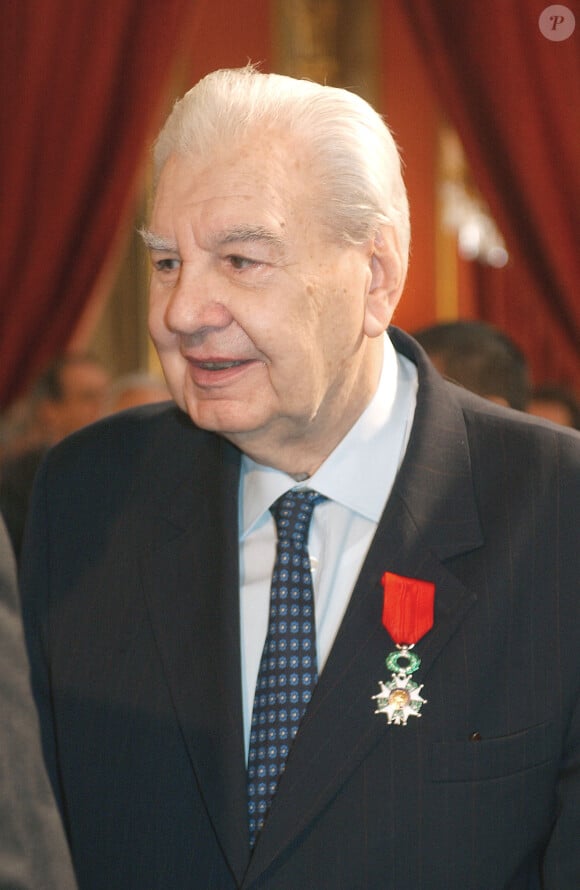 Dans l'avion se trouvaient deux passagères, dont la fille de l'ancien ministre et président du Sénat René Monory.
René Monory décoré de l'ordre de Chevalier de la Légion d'Honneur par le président Jacques Chirac lors d'une cérémonie au Palais de l'Elysée à Paris, le 14 mars 2005. Giancarlo Gorassini/ABACA.