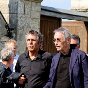 Julien Clerc et Alain Chamfort aux obsèques civiles du journaliste Gérard Leclerc au cimetière des Trois-Moutiers à Loudun, dans la Vienne, France, le 24 août 2023; dont son père avait longtemps été le maire et où il avait lui-même siégé au conseil municipal. Le journaliste est mort dans un accident d'avion touristique qui s'est écrasé le 15 août. © Dominique Jacovides/Bestimage  Funeral ceremony for French journalist Gérard Leclerc, who died in a plane crash, in Les Trois-Moutiers, FRance, on August 24, 2023. French television journalist Gerard Leclerc was on board the tourist plane which crashed on August 15. 