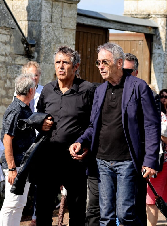 Julien Clerc et Alain Chamfort aux obsèques civiles du journaliste Gérard Leclerc au cimetière des Trois-Moutiers à Loudun, dans la Vienne, France, le 24 août 2023; dont son père avait longtemps été le maire et où il avait lui-même siégé au conseil municipal. Le journaliste est mort dans un accident d'avion touristique qui s'est écrasé le 15 août. © Dominique Jacovides/Bestimage  Funeral ceremony for French journalist Gérard Leclerc, who died in a plane crash, in Les Trois-Moutiers, FRance, on August 24, 2023. French television journalist Gerard Leclerc was on board the tourist plane which crashed on August 15. 