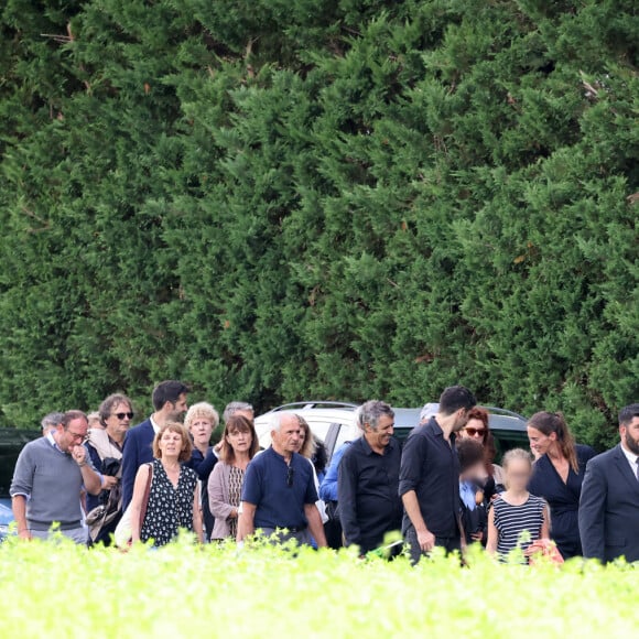 Les membres de la famille et les proches aux obsèques civiles du journaliste Gérard Leclerc au cimetière des Trois-Moutiers à Loudun, dans la Vienne, France, le 24 août 2023; dont son père avait longtemps été le maire et où il avait lui-même siégé au conseil municipal. Le journaliste est mort dans un accident d'avion touristique qui s'est écrasé le 15 août. © Dominique Jacovides/Bestimage  Funeral ceremony for French journalist Gérard Leclerc, who died in a plane crash, in Les Trois-Moutiers, FRance, on August 24, 2023. French television journalist Gerard Leclerc was on board the tourist plane which crashed on August 15. 