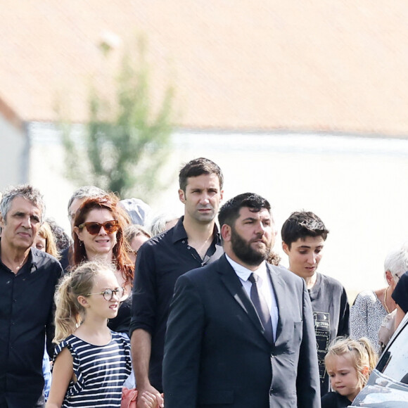 Julien Clerc, sa femme Hélène Grémillon, les trois enfants du défunt, Charlotte Leclerc, Antoine Leclerc, Mathieu Leclerc, les membres de la famille et les proches aux obsèques civiles du journaliste Gérard Leclerc au cimetière des Trois-Moutiers à Loudun, dans la Vienne, France, le 24 août 2023; dont son père avait longtemps été le maire et où il avait lui-même siégé au conseil municipal. Le journaliste est mort dans un accident d'avion touristique qui s'est écrasé le 15 août. © Dominique Jacovides/Bestimage  Funeral ceremony for French journalist Gérard Leclerc, who died in a plane crash, in Les Trois-Moutiers, FRance, on August 24, 2023. French television journalist Gerard Leclerc was on board the tourist plane which crashed on August 15. 