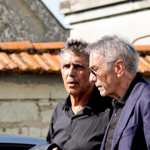 Julien Clerc et Alain Chamfort aux obsèques civiles du journaliste Gérard Leclerc au cimetière des Trois-Moutiers à Loudun, dans la Vienne, France, le 24 août 2023; dont son père avait longtemps été le maire et où il avait lui-même siégé au conseil municipal. Le journaliste est mort dans un accident d'avion touristique qui s'est écrasé le 15 août. © Dominique Jacovides/Bestimage  Funeral ceremony for French journalist Gérard Leclerc, who died in a plane crash, in Les Trois-Moutiers, FRance, on August 24, 2023. French television journalist Gerard Leclerc was on board the tourist plane which crashed on August 15. 
