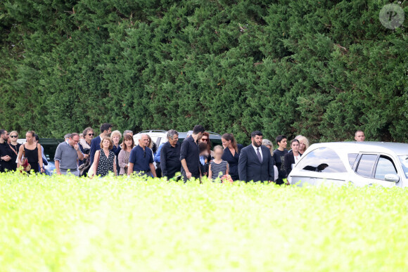 Les membres de la famille et les proches aux obsèques civiles du journaliste Gérard Leclerc au cimetière des Trois-Moutiers à Loudun, dans la Vienne, France, le 24 août 2023; dont son père avait longtemps été le maire et où il avait lui-même siégé au conseil municipal. Le journaliste est mort dans un accident d'avion touristique qui s'est écrasé le 15 août. © Dominique Jacovides/Bestimage  Funeral ceremony for French journalist Gérard Leclerc, who died in a plane crash, in Les Trois-Moutiers, FRance, on August 24, 2023. French television journalist Gerard Leclerc was on board the tourist plane which crashed on August 15. 
