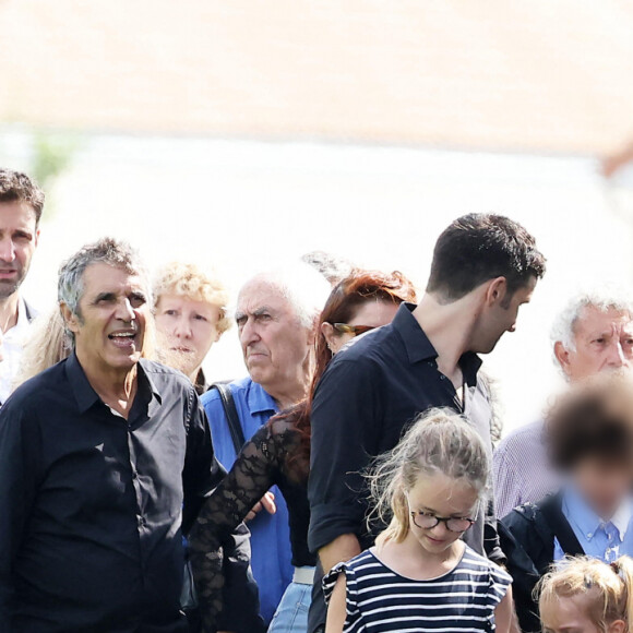 Julien Clerc, sa femme Hélène Grémillon, leurs fils Léonard Clerc, les fils du défunt, Antoine Leclerc, Mathieu Leclerc, les membres de la famille et les proches aux obsèques civiles du journaliste Gérard Leclerc au cimetière des Trois-Moutiers à Loudun, dans la Vienne, France, le 24 août 2023; dont son père avait longtemps été le maire et où il avait lui-même siégé au conseil municipal. Le journaliste est mort dans un accident d'avion touristique qui s'est écrasé le 15 août. © Dominique Jacovides/Bestimage  Funeral ceremony for French journalist Gérard Leclerc, who died in a plane crash, in Les Trois-Moutiers, FRance, on August 24, 2023. French television journalist Gerard Leclerc was on board the tourist plane which crashed on August 15. 