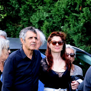 Julien Clerc et sa femme Hélène Grémillon aux obsèques civiles du journaliste Gérard Leclerc au cimetière des Trois-Moutiers à Loudun, dans la Vienne, France, le 24 août 2023; dont son père avait longtemps été le maire et où il avait lui-même siégé au conseil municipal. Le journaliste est mort dans un accident d'avion touristique qui s'est écrasé le 15 août. © Dominique Jacovides/Bestimage  Funeral ceremony for French journalist Gérard Leclerc, who died in a plane crash, in Les Trois-Moutiers, FRance, on August 24, 2023. French television journalist Gerard Leclerc was on board the tourist plane which crashed on August 15. 