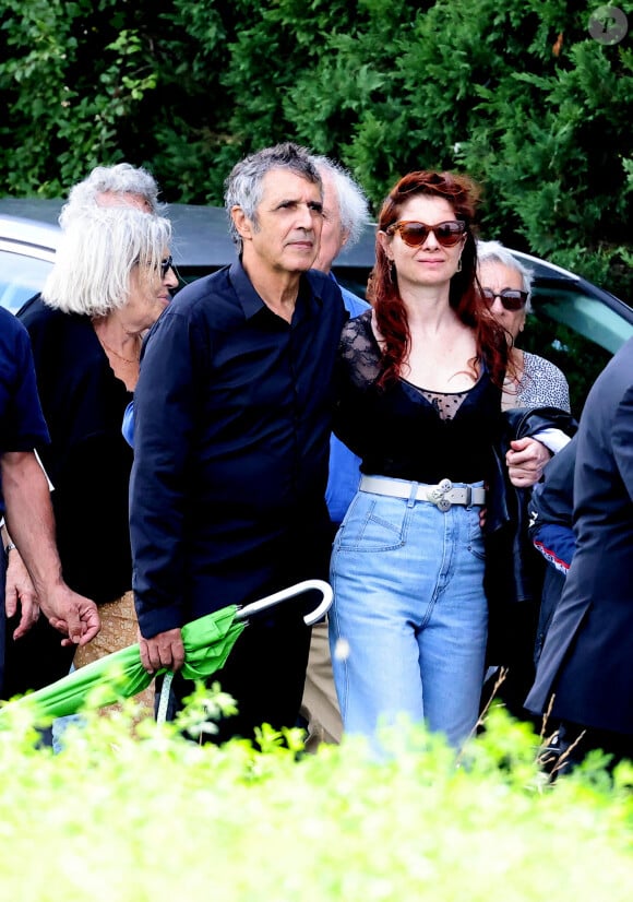 Julien Clerc et sa femme Hélène Grémillon aux obsèques civiles du journaliste Gérard Leclerc au cimetière des Trois-Moutiers à Loudun, dans la Vienne, France, le 24 août 2023; dont son père avait longtemps été le maire et où il avait lui-même siégé au conseil municipal. Le journaliste est mort dans un accident d'avion touristique qui s'est écrasé le 15 août. © Dominique Jacovides/Bestimage  Funeral ceremony for French journalist Gérard Leclerc, who died in a plane crash, in Les Trois-Moutiers, FRance, on August 24, 2023. French television journalist Gerard Leclerc was on board the tourist plane which crashed on August 15. 