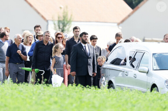 Julien Clerc, sa femme Hélène Grémillon, les trois enfants du défunt, Charlotte Leclerc, Antoine Leclerc, Mathieu Leclerc, les membres de la famille et les proches aux obsèques civiles du journaliste Gérard Leclerc au cimetière des Trois-Moutiers à Loudun, dans la Vienne, France, le 24 août 2023; dont son père avait longtemps été le maire et où il avait lui-même siégé au conseil municipal. Le journaliste est mort dans un accident d'avion touristique qui s'est écrasé le 15 août. © Dominique Jacovides/Bestimage  Funeral ceremony for French journalist Gérard Leclerc, who died in a plane crash, in Les Trois-Moutiers, FRance, on August 24, 2023. French television journalist Gerard Leclerc was on board the tourist plane which crashed on August 15. 