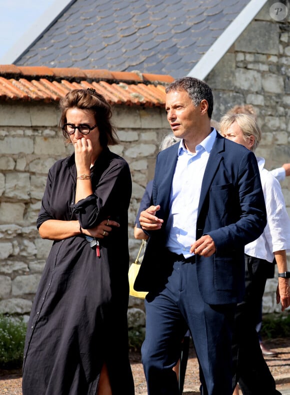 Noémie Caillault, Marc-Olivier Fogiel aux obsèques civiles du journaliste Gérard Leclerc au cimetière des Trois-Moutiers à Loudun, dans la Vienne, France, le 24 août 2023; dont son père avait longtemps été le maire et où il avait lui-même siégé au conseil municipal. Le journaliste est mort dans un accident d'avion touristique qui s'est écrasé le 15 août. © Dominique Jacovides/Bestimage  Funeral ceremony for French journalist Gérard Leclerc, who died in a plane crash, in Les Trois-Moutiers, FRance, on August 24, 2023. French television journalist Gerard Leclerc was on board the tourist plane which crashed on August 15. 