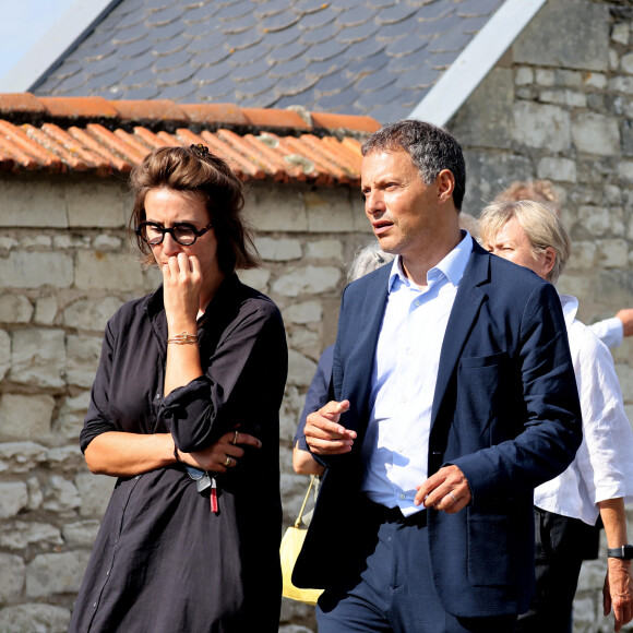 Noémie Caillault, Marc-Olivier Fogiel aux obsèques civiles du journaliste Gérard Leclerc au cimetière des Trois-Moutiers à Loudun, dans la Vienne, France, le 24 août 2023; dont son père avait longtemps été le maire et où il avait lui-même siégé au conseil municipal. Le journaliste est mort dans un accident d'avion touristique qui s'est écrasé le 15 août. © Dominique Jacovides/Bestimage  Funeral ceremony for French journalist Gérard Leclerc, who died in a plane crash, in Les Trois-Moutiers, FRance, on August 24, 2023. French television journalist Gerard Leclerc was on board the tourist plane which crashed on August 15. 