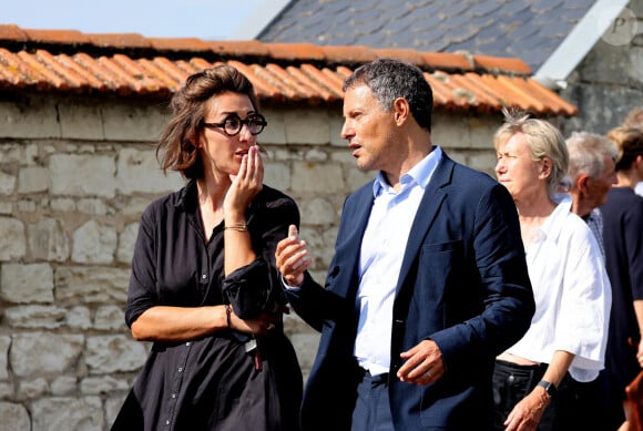 Noémie Caillault, Marc-Olivier Fogiel aux obsèques civiles du journaliste Gérard Leclerc au cimetière des Trois-Moutiers à Loudun, dans la Vienne, France, le 24 août 2023; dont son père avait longtemps été le maire et où il avait lui-même siégé au conseil municipal. Le journaliste est mort dans un accident d'avion touristique qui s'est écrasé le 15 août. © Dominique Jacovides/Bestimage  Funeral ceremony for French journalist Gérard Leclerc, who died in a plane crash, in Les Trois-Moutiers, FRance, on August 24, 2023. French television journalist Gerard Leclerc was on board the tourist plane which crashed on August 15. 