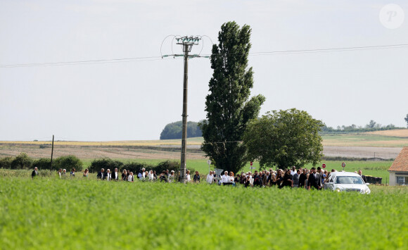 Les membres de la famille et les proches aux obsèques civiles du journaliste Gérard Leclerc au cimetière des Trois-Moutiers à Loudun, dans la Vienne, France, le 24 août 2023; dont son père avait longtemps été le maire et où il avait lui-même siégé au conseil municipal. Le journaliste est mort dans un accident d'avion touristique qui s'est écrasé le 15 août. © Dominique Jacovides/Bestimage  Funeral ceremony for French journalist Gérard Leclerc, who died in a plane crash, in Les Trois-Moutiers, FRance, on August 24, 2023. French television journalist Gerard Leclerc was on board the tourist plane which crashed on August 15. 