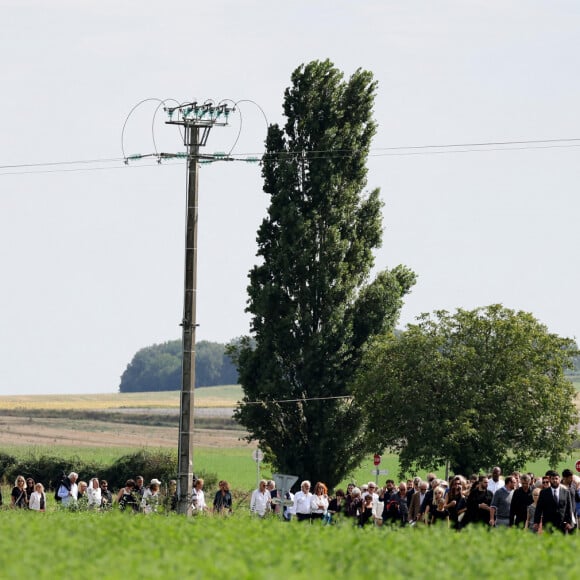 Les membres de la famille et les proches aux obsèques civiles du journaliste Gérard Leclerc au cimetière des Trois-Moutiers à Loudun, dans la Vienne, France, le 24 août 2023; dont son père avait longtemps été le maire et où il avait lui-même siégé au conseil municipal. Le journaliste est mort dans un accident d'avion touristique qui s'est écrasé le 15 août. © Dominique Jacovides/Bestimage  Funeral ceremony for French journalist Gérard Leclerc, who died in a plane crash, in Les Trois-Moutiers, FRance, on August 24, 2023. French television journalist Gerard Leclerc was on board the tourist plane which crashed on August 15. 