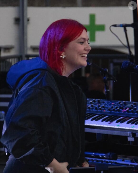 C'est une teinture 100% rouge que la chanteuse a choisie et dévoilée à ses abonnés.