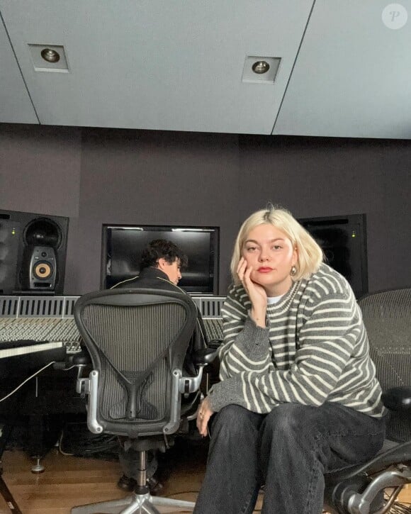 La chanteuse pourrait surprendre en proposant un album 100% "red", aux titres et sonorités rouge sang !