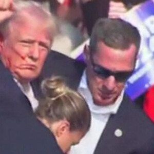 Le candidat à la présidentielle américaine Donald Trump a été visé par des coups de feu ce samedi alors qu'il donnait un meeting de campagne en Pennsylvanie.