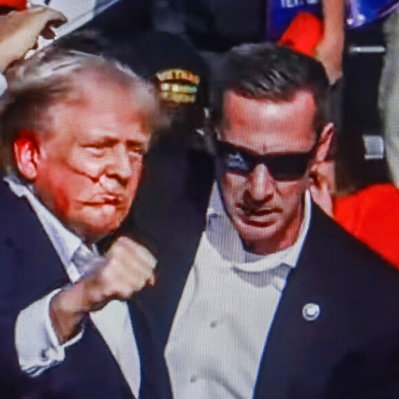 Ce dimanche 14 juillet, Donald Trump est réapparu, quelques heures à peine après l'attaque : il a été apperçu en train de descendre de son avion à Newark, dans le New Jersey.