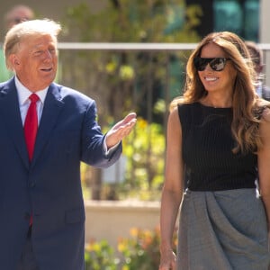 Ce dimanche 14 juillet, sa femme Melania s'est exprimée dans un communiqué de presse, alors qu'on sait ses relations avec Donald Trump très tendues.
Donald J. Trump et sa femme Melania Trump votent pour les élections de mi-mandat aux États-Unis à West Palm Beach, le 8 novembre 2022